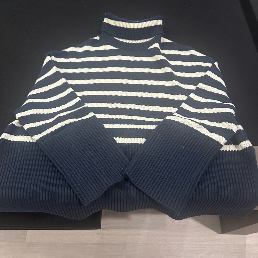Navy and cream Gap turtleneck sweater with side slits! Size XS like new